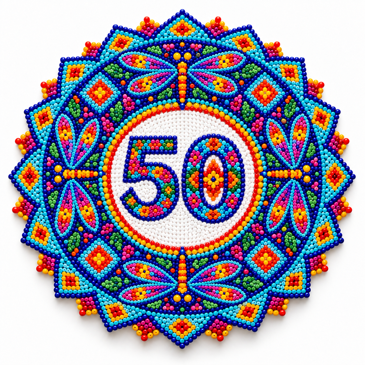 50 rodeado de libélulas en chaquiras multicolores, en un diseño original inspirado en el arte wixárika